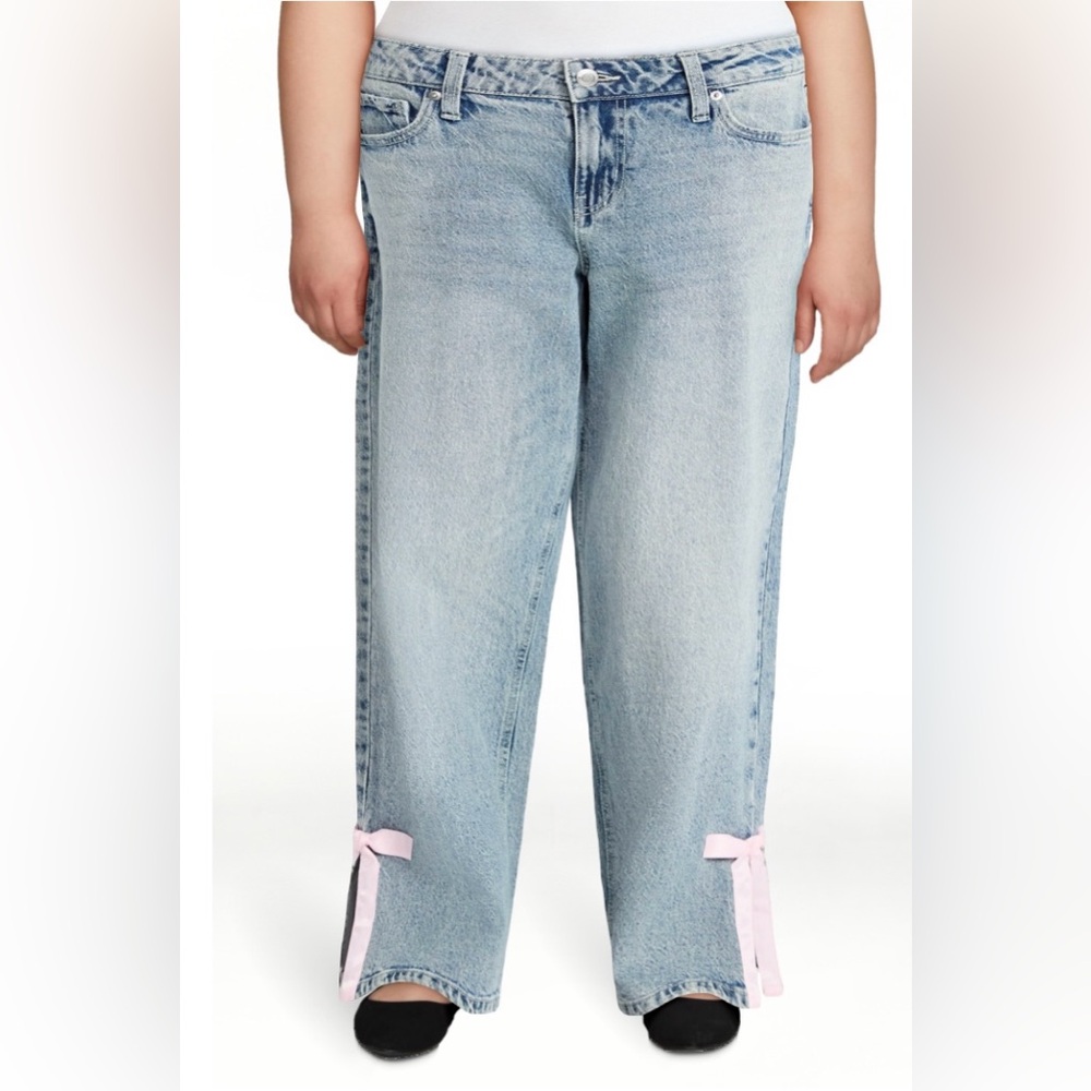 👖🌼2 for $45🌼👖 NWT Baggy wide leg Light Stone Wash Women's Jeans with Pink Bow